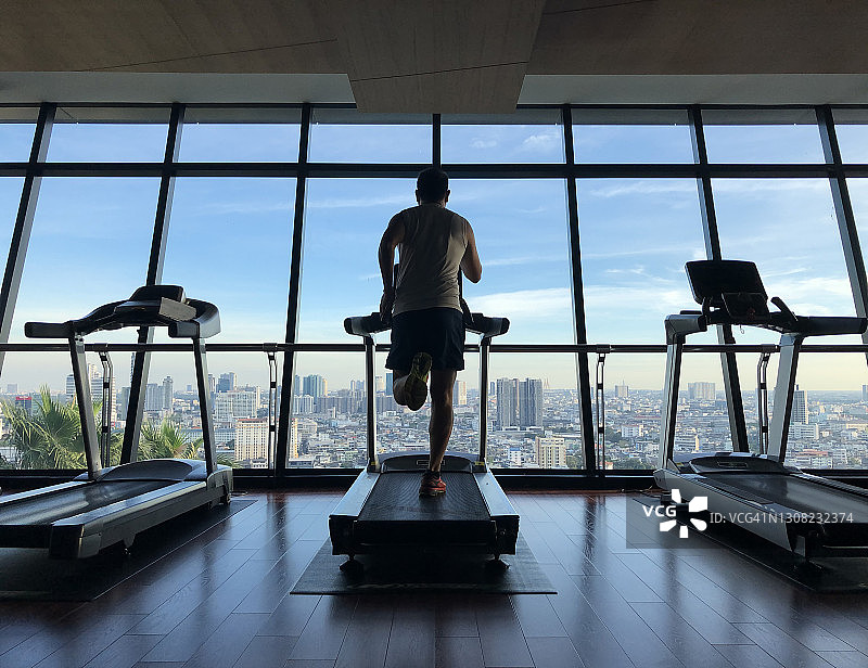 健康生活方式：健身房慢跑，促进健康图片素材