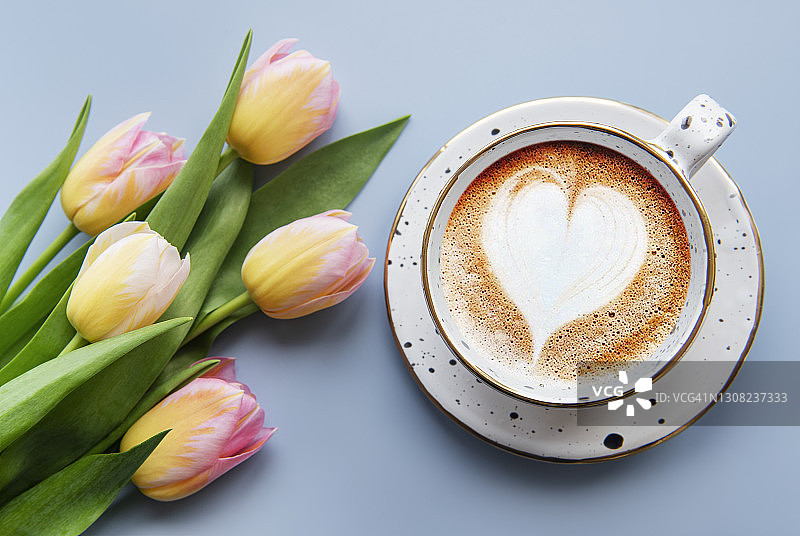 春季郁金香和咖啡图片素材