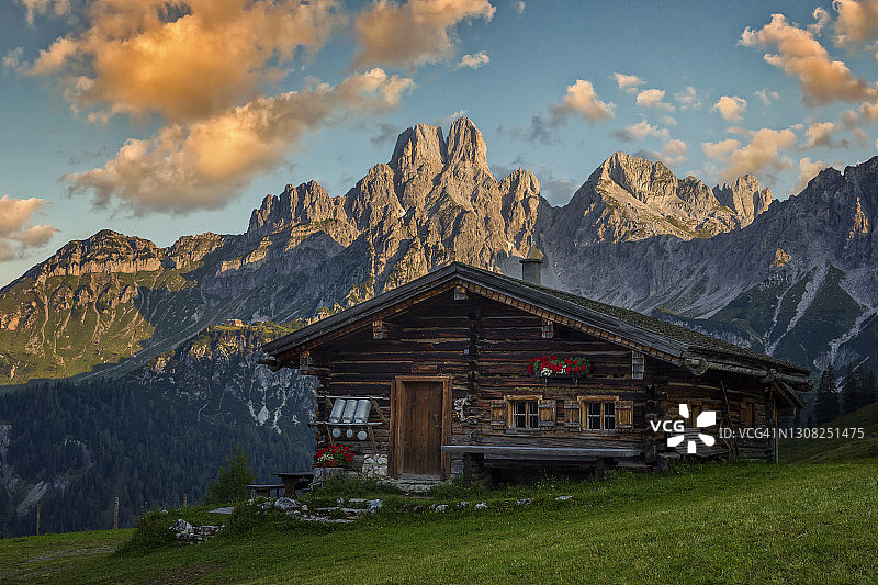 夏季山间小屋阿尔卑斯山风光图片素材
