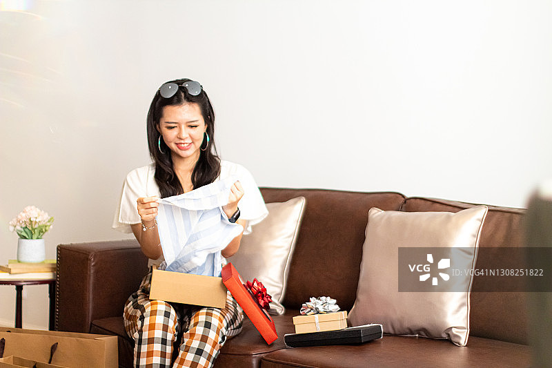 亚洲女性打开礼物图片素材