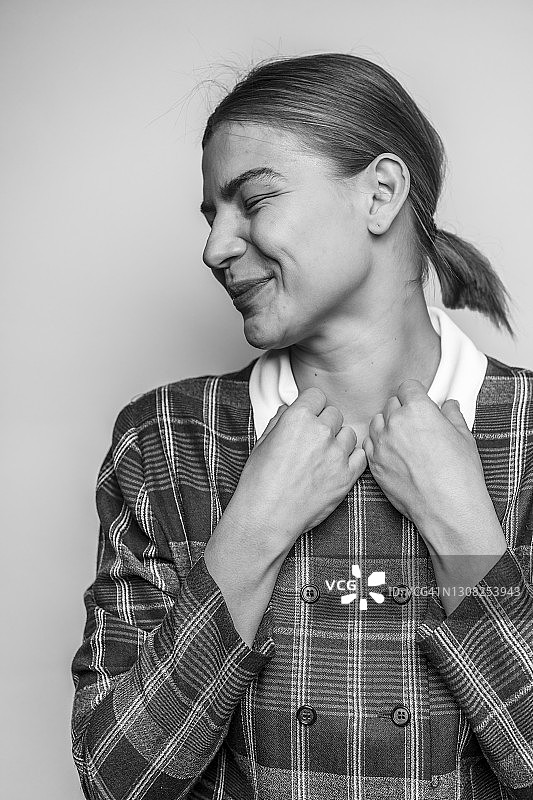 笼状图案复古连衣裙的亮丽女人图片素材