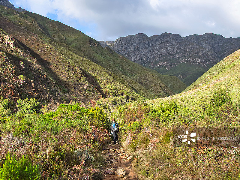 年轻男人在美丽的乔克斯胡克自然保护区散步图片素材