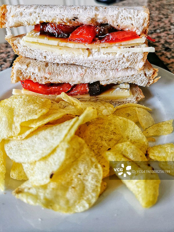 奶酪三明治和薯片图片素材