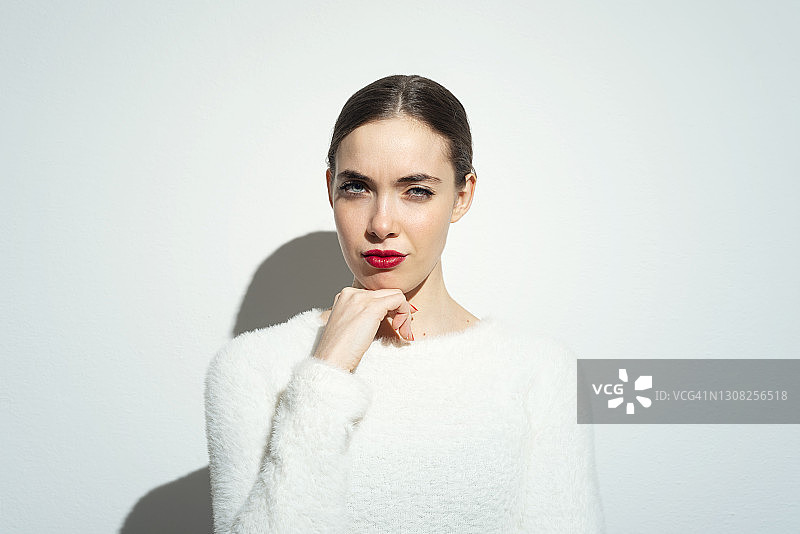 手托下巴的漂亮女人图片素材