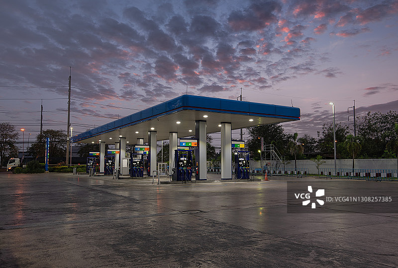 日落时的加油站图片素材