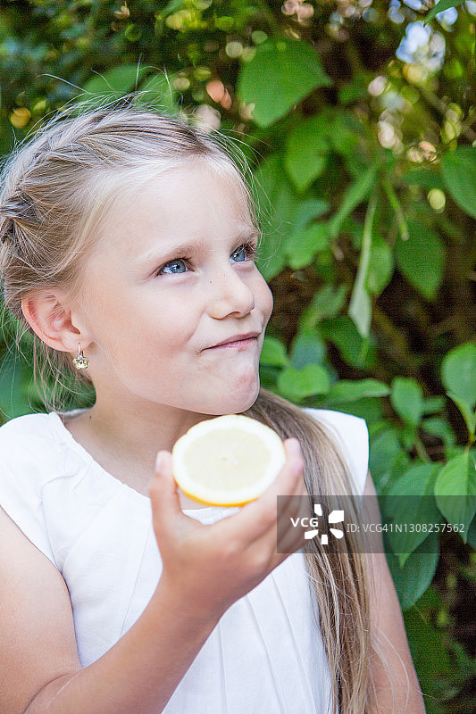 可爱的女孩与柠檬图片素材