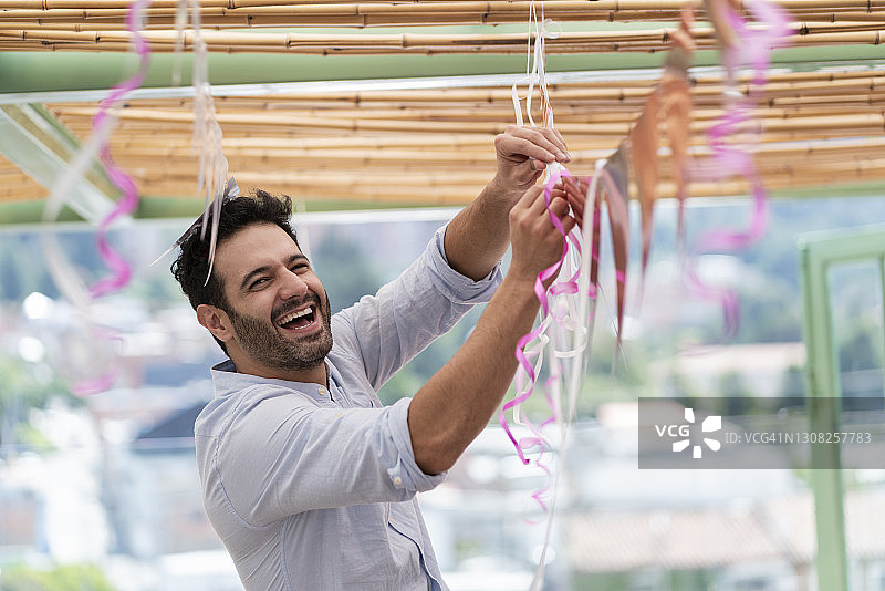 男人装饰生日聚会图片素材