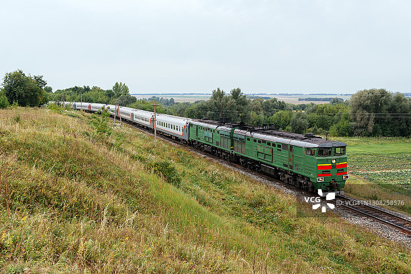 牵引客运列车的强大内燃机车图片素材