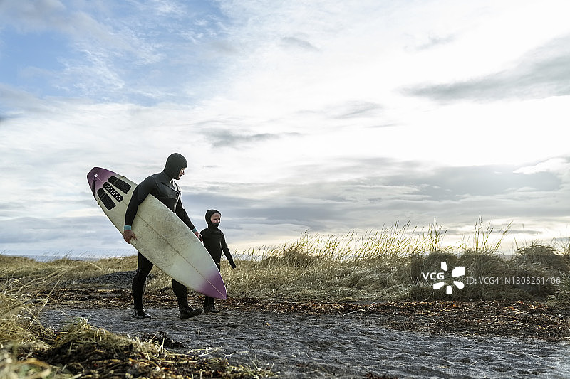 冲浪板父女图片素材