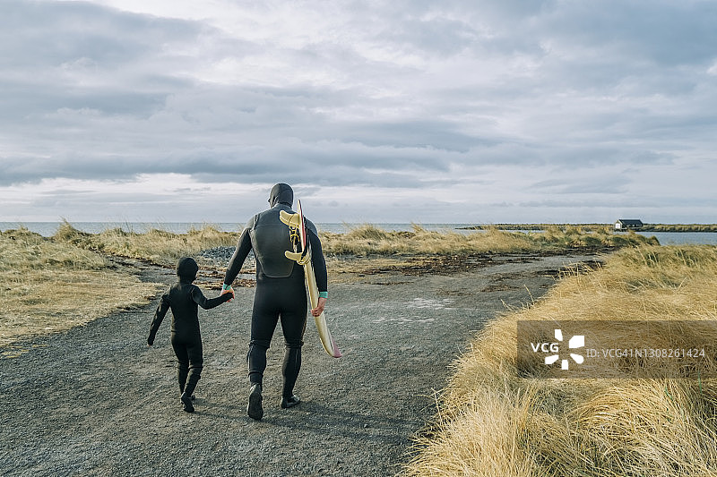 冲浪者爸爸和女儿去冲浪图片素材