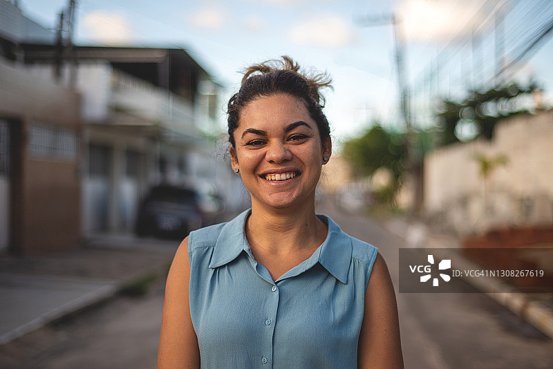 户外笑容甜美的女子肖像图片素材