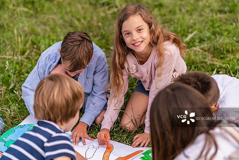 在户外绘画的孩子们图片素材