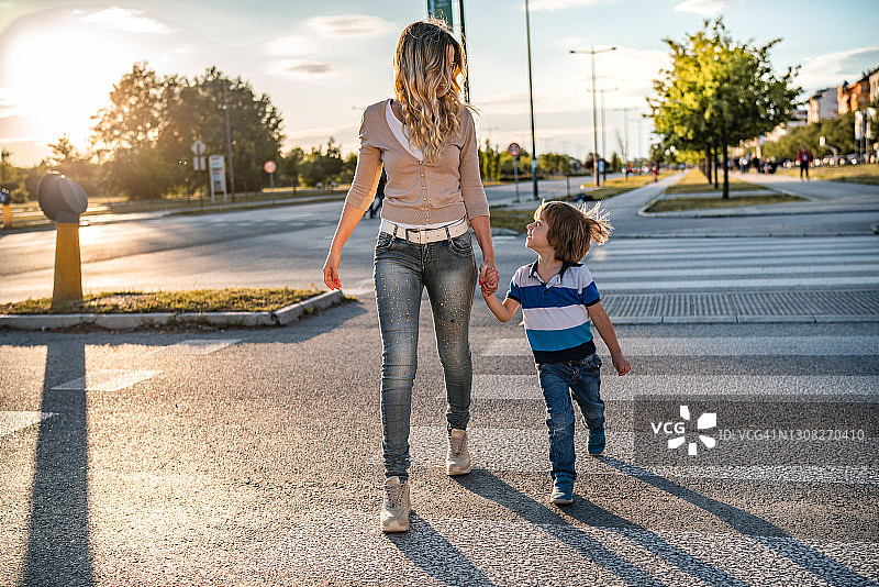 母亲和儿子过马路图片素材
