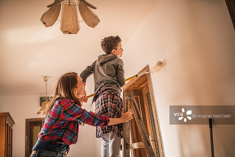 妈妈和儿子装修房子图片素材