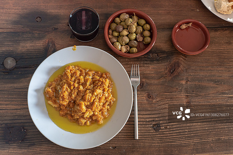 南瓜鳕鱼配红酒和橄榄图片素材