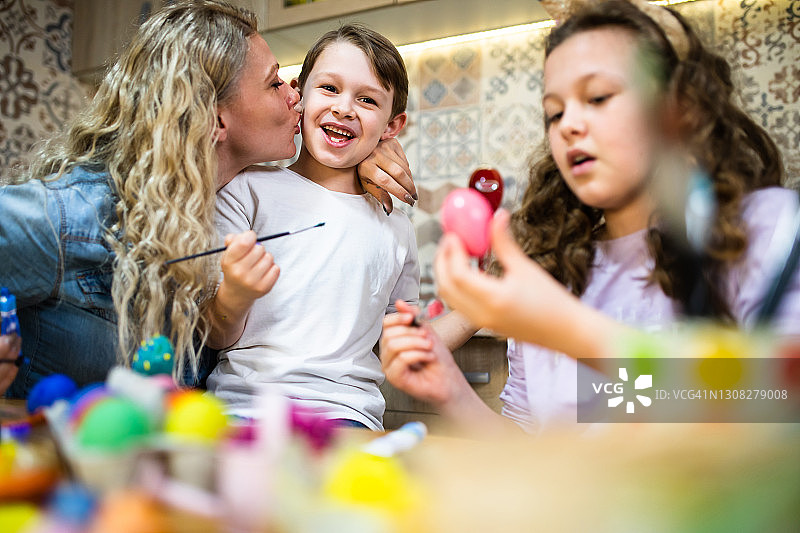 复活节家庭之爱图片素材
