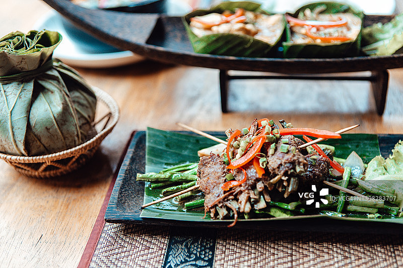 香葱牛肉串配香蕉叶烤鸡肉串图片素材