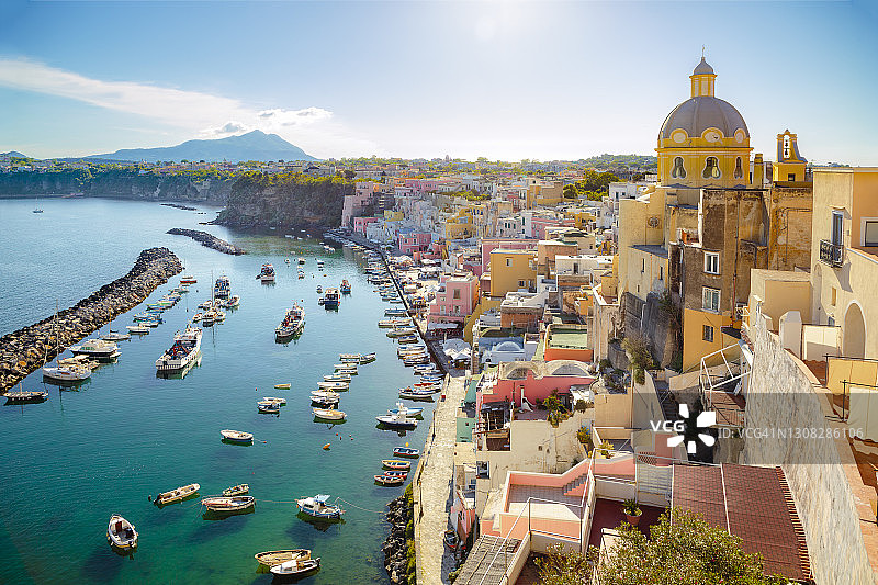 普罗奇达岛彩色科里切拉村图片素材