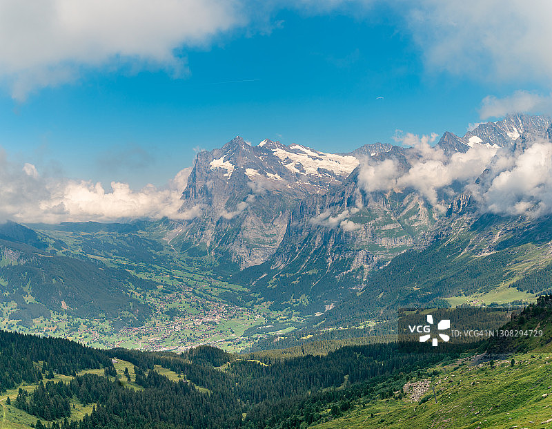 瑞士山地景观，可欣赏淡云下的山谷美景图片素材