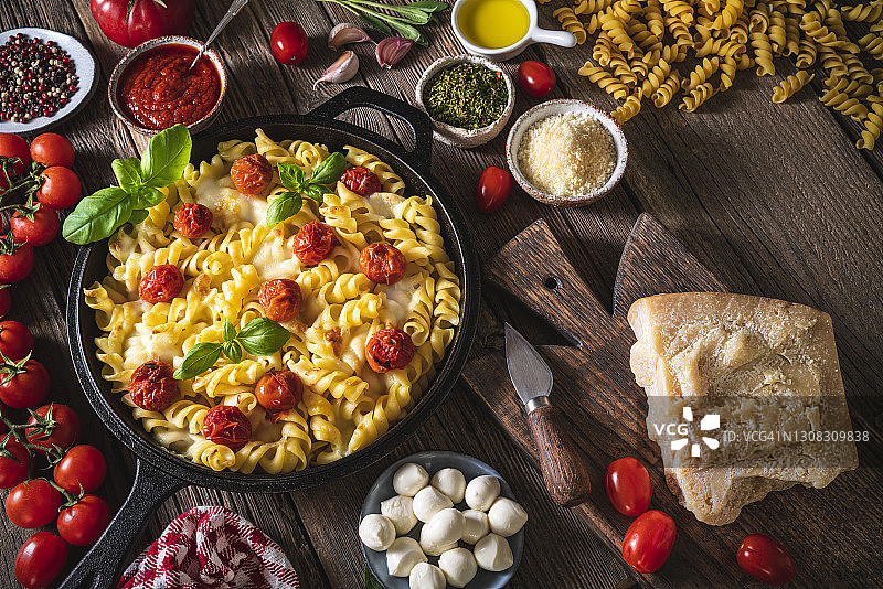 意大利美食：番茄莫扎里拉螺旋意面食谱及食材图片素材
