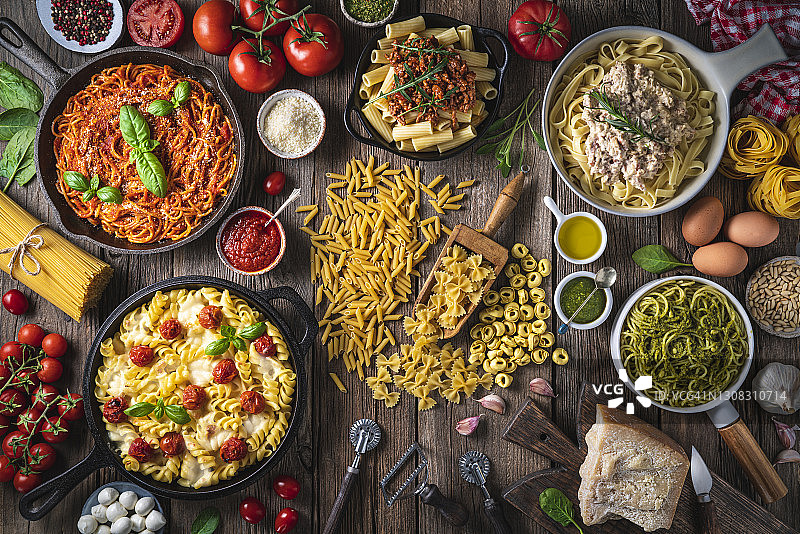 意大利美食意面食谱和食材，如香蒜酱、卡邦尼、马苏里拉奶酪和意大利面图片素材