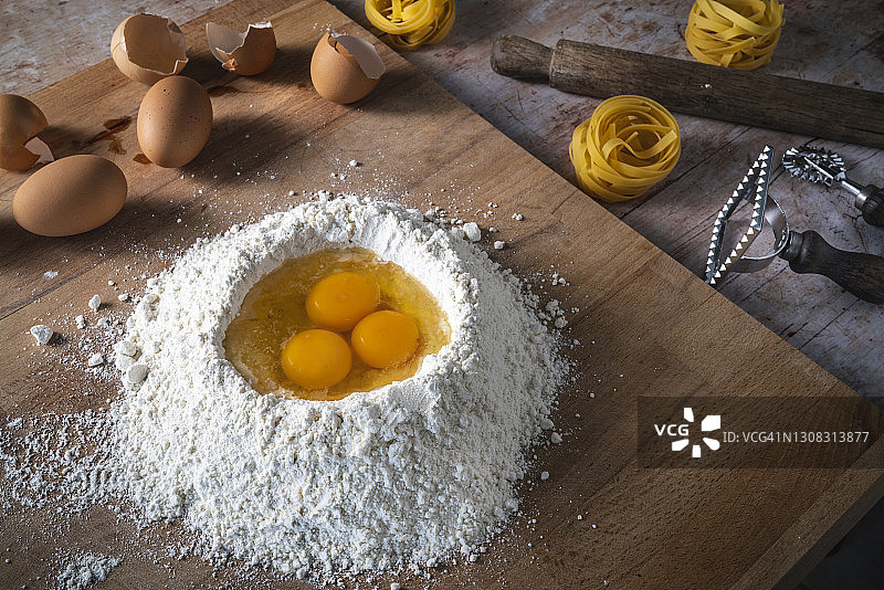 用鸡蛋和面粉手工制作的意大利面配方图片素材