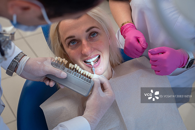 牙医使用调色板牙齿颜色样本图片素材