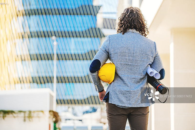在建筑物前戴防护头盔的建筑师图片素材