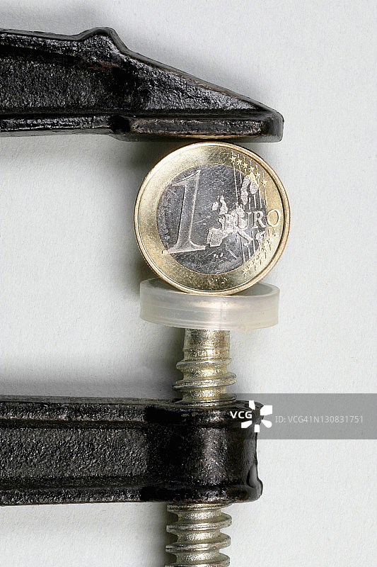 老虎钳中的欧元硬币图片素材