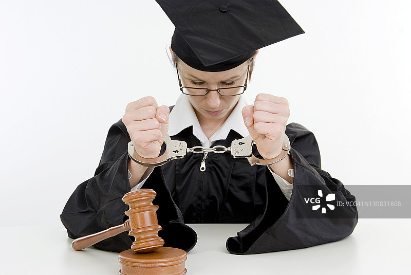 戴着手铐、双手被绑的女法官图片素材