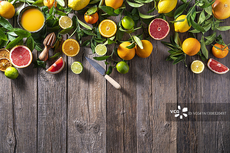 柑橘水果拼盘：橙子、柠檬、橘子和葡萄柚叶图片素材