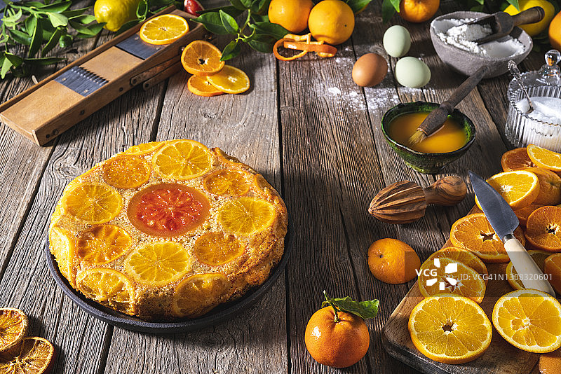 橙色柑橘倒置蛋糕与配料图片素材