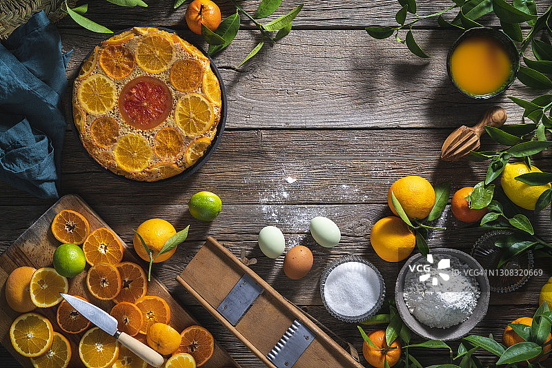 橙色柑橘倒置蛋糕与配料图片素材