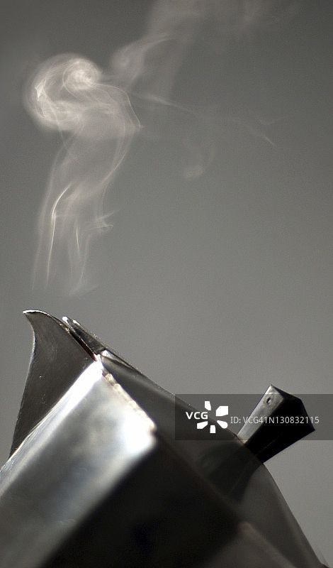 热气腾腾的意式咖啡壶图片素材