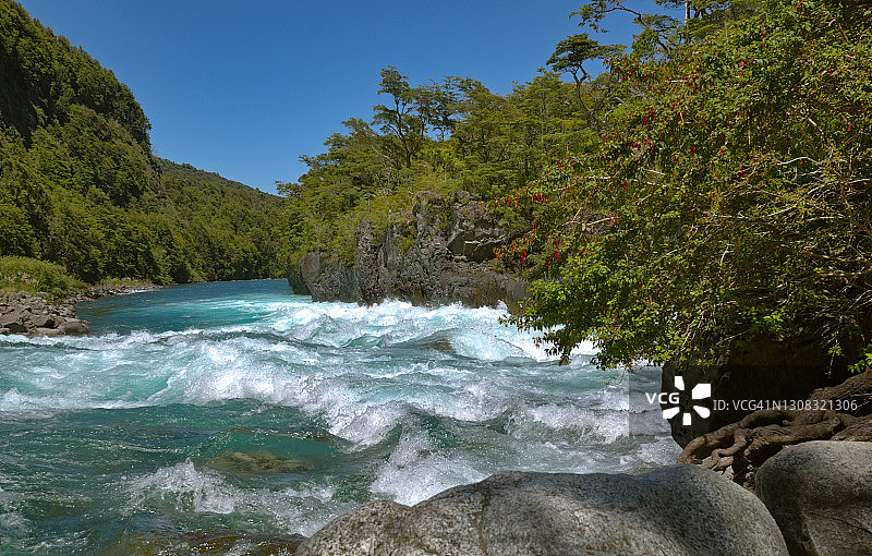 智利巴塔哥尼亚安第斯山脉森林火山景观中的佩特罗韦河图片素材
