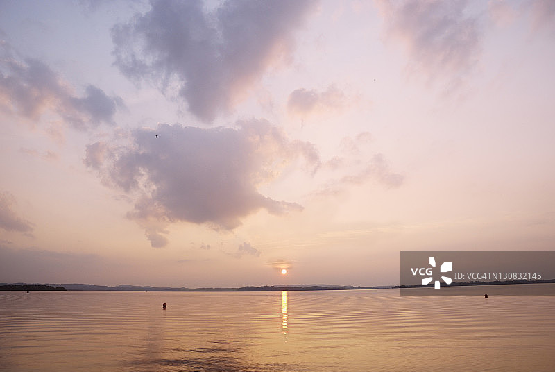 德国基姆湖大气云层的日落图片素材