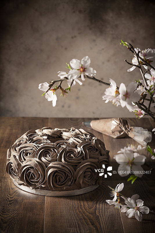 松露杏仁蛋糕配巧克力奶油花和杏仁花图片素材