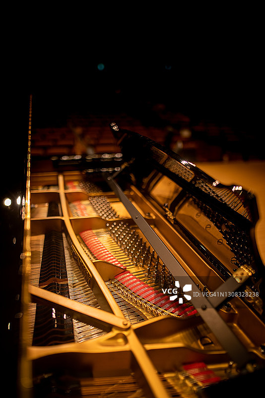 音乐厅里的三角钢琴图片素材