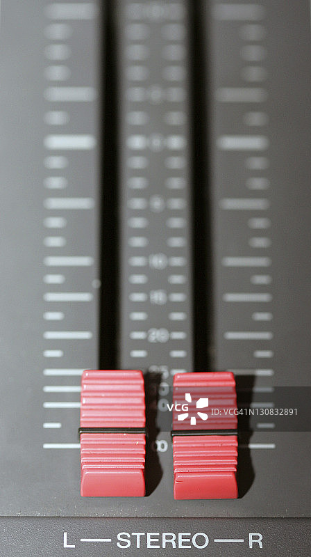 音乐调音台上的立体声控制器图片素材