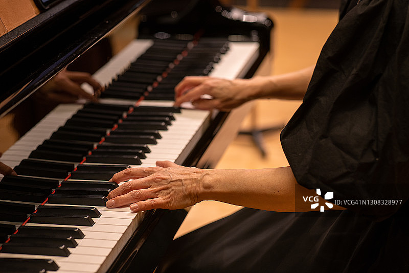 在古典音乐会上弹钢琴的女音乐人图片素材