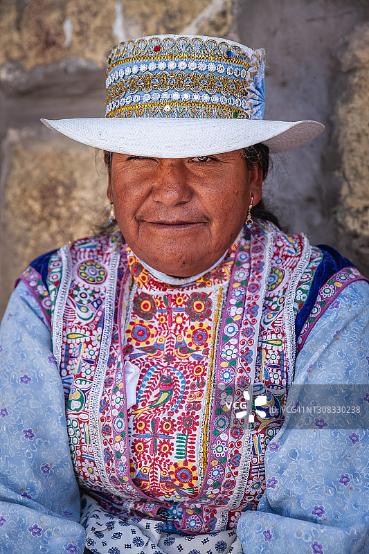 秘鲁奇瓦伊身着民族服装的秘鲁妇女肖像图片素材