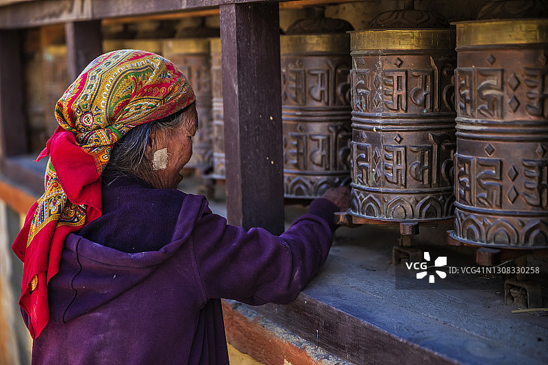 藏族群众转动祈祷轮，上木斯塘图片素材