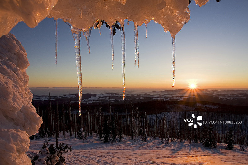 德国巴伐利亚林区卢森山冬季景观图片素材