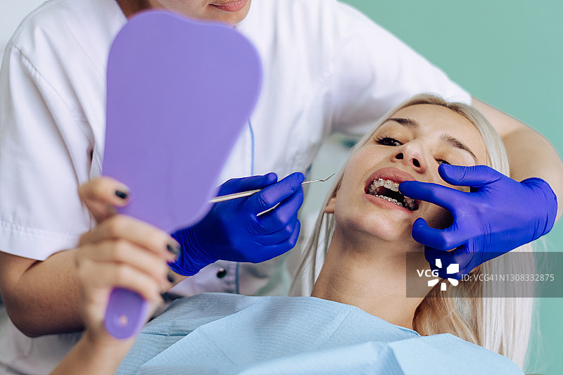 年轻女人在牙医处调整牙套图片素材