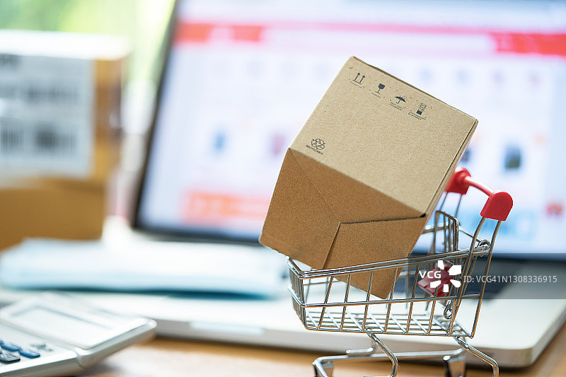 纸板箱：在线销售、购物概念图片素材