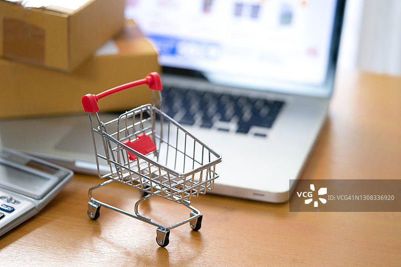 纸板箱：在线销售、购物概念图片素材