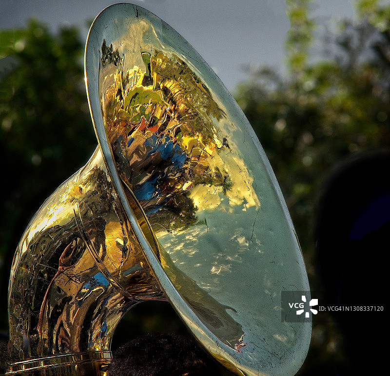 行进乐队倒映在低音号中图片素材