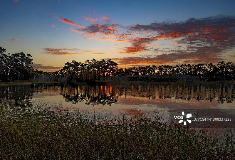 长松钥匙湖的日出图片素材