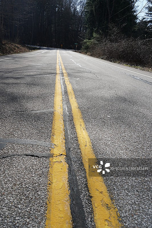 在铺砌的道路中心画的黄色条纹图片素材