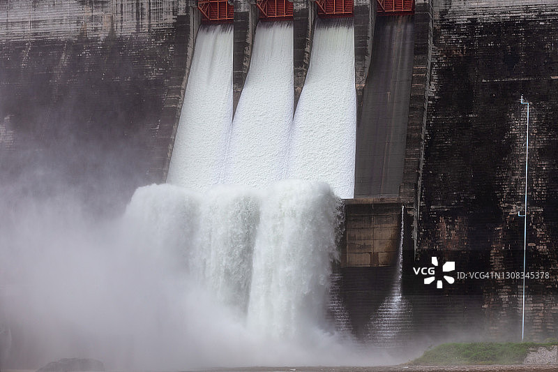坤丹巴干宗水坝泄洪图片素材